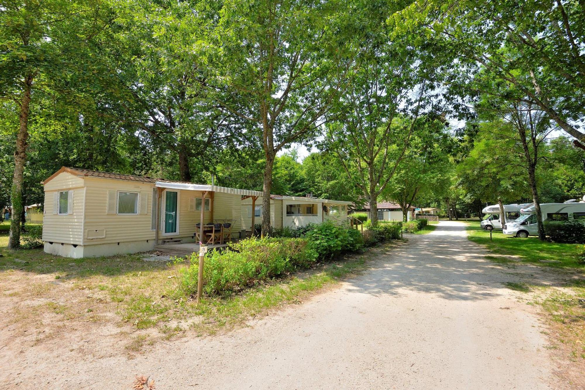 Camping Etang De La Vallee Combreux Exteriör bild