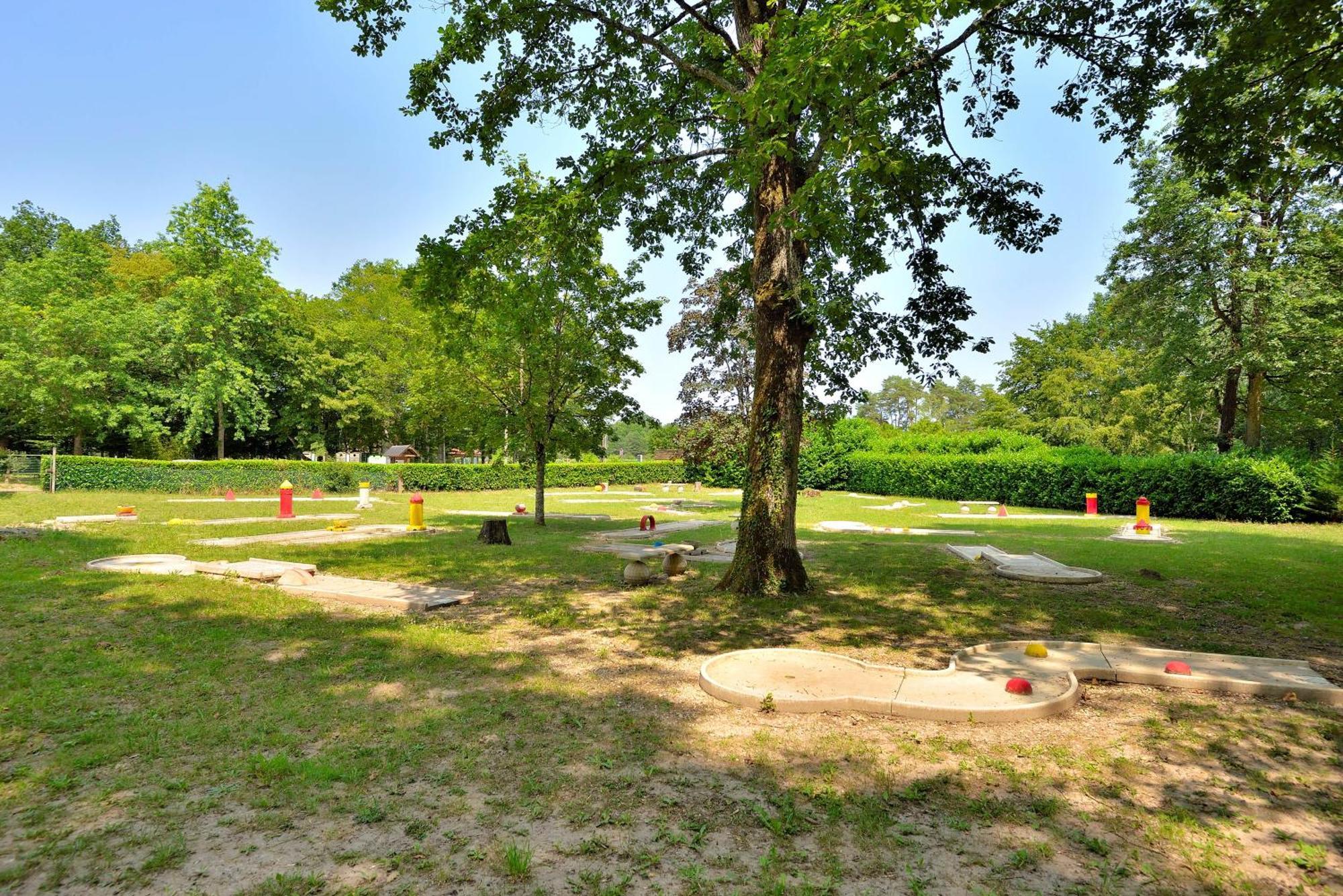 Camping Etang De La Vallee Combreux Exteriör bild