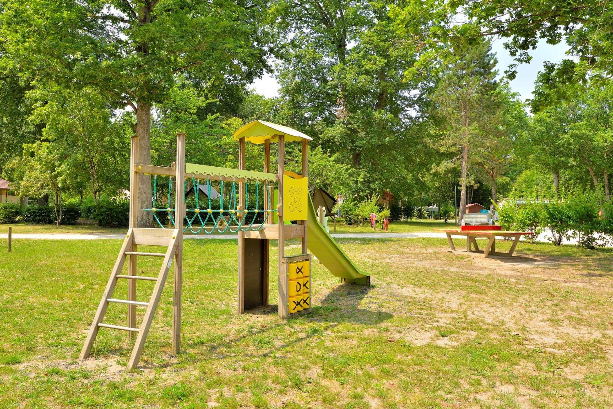 Camping Etang De La Vallee Combreux Exteriör bild