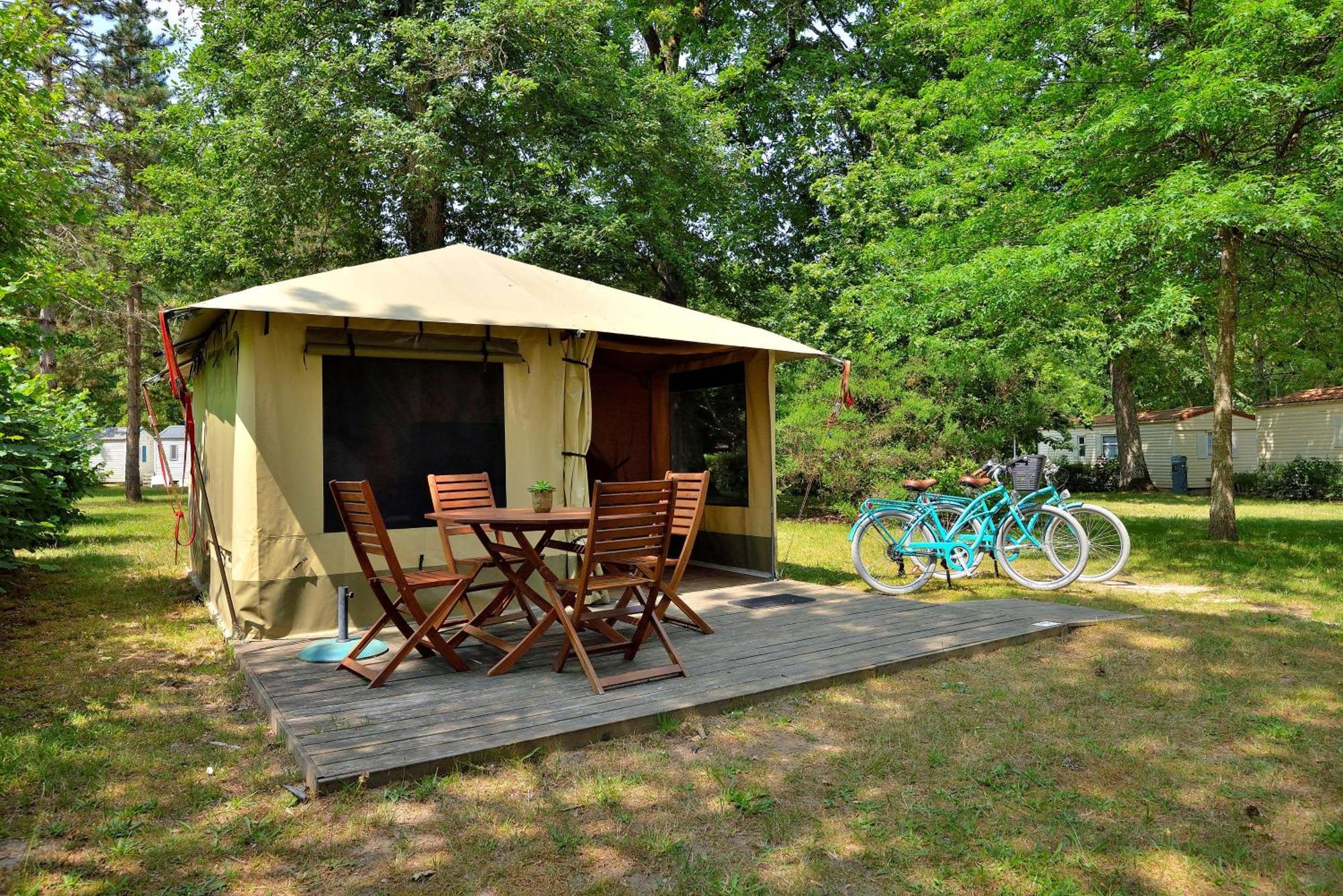 Camping Etang De La Vallee Combreux Exteriör bild